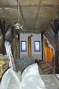 Dachgeschoss vor Umbau:  viele Stützen, Luftzug, kalt im Winter und zu warm im Sommer